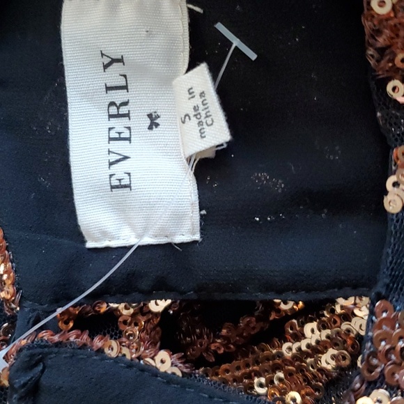 Everly Boutique Metallic Geometric Sequin Glam Event Crop Top Shirt Gold - Picture 3 of 7